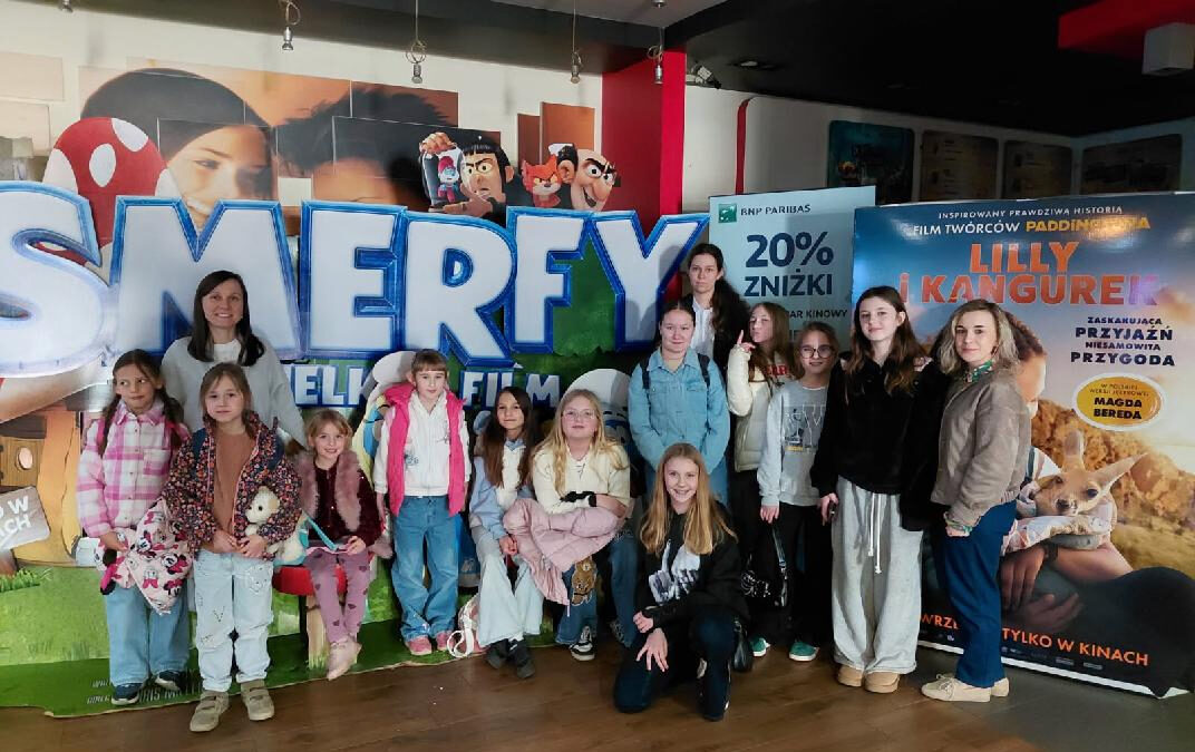 Wycieczka scholi parafialnej do&nbsp;kina Helios w&nbsp;Legnicy