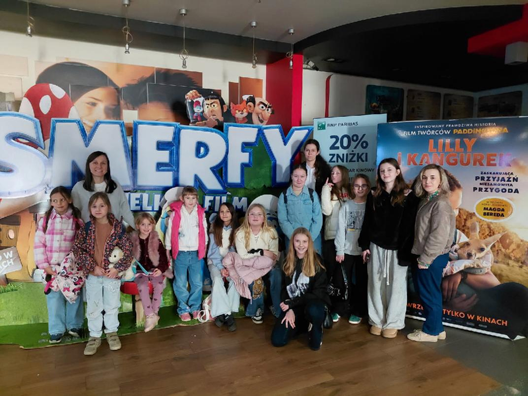 Wycieczka scholi parafialnej do&nbsp;kina Helios w&nbsp;Legnicy